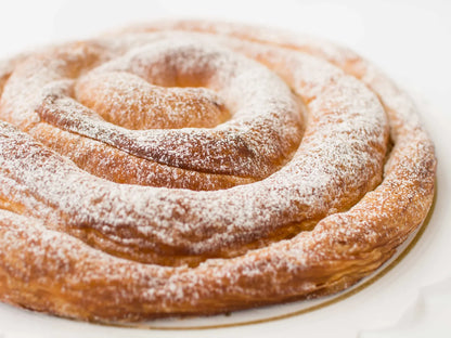 Ensaimada rellena de chocolate Elaborada de manera tradicional con ingredientes de primera calidad. N / 350 G median